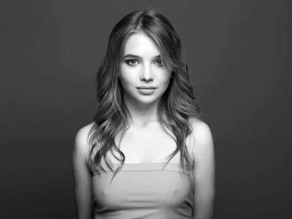 Hermosa joven con el pelo rizado. Retrato en blanco y negro — Foto de Stock