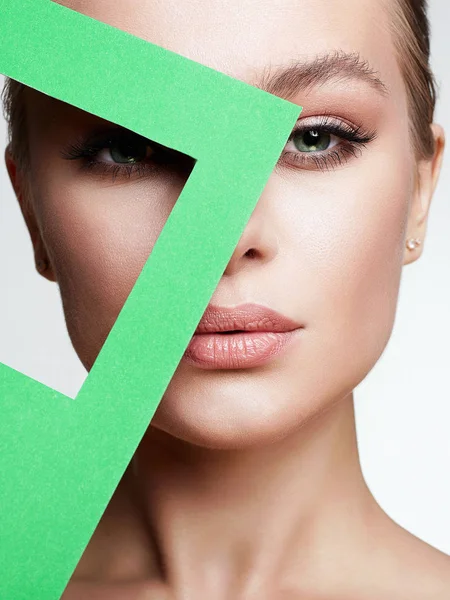 Hermosa mujer joven con papel de color — Foto de Stock