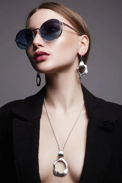 Schöne sexy Frau mit Sonnenbrille und Schmuck — Stockfoto