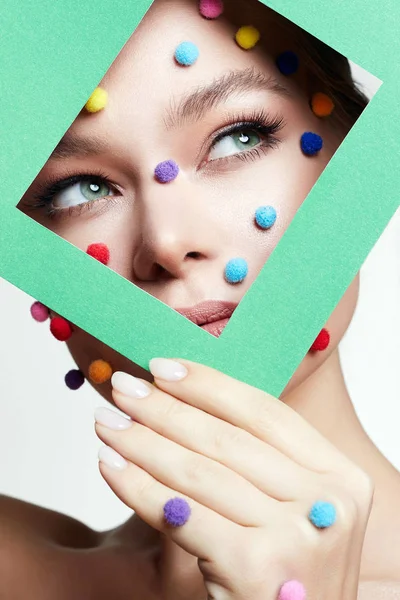 Beauté portrait de fille avec des boules colorées sur son visage — Photo