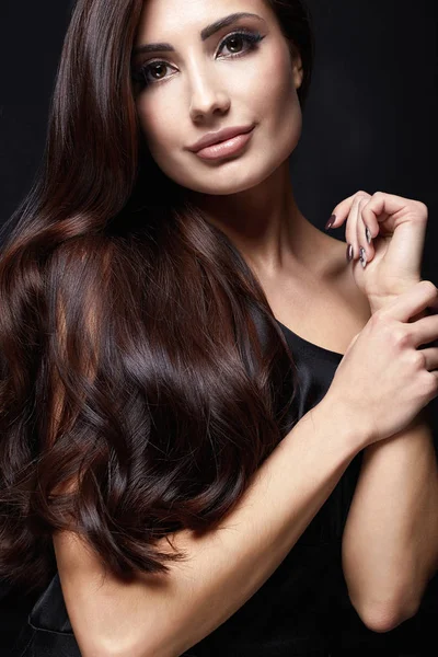 Hermosa chica del pelo. Cuidado del cabello. retrato de belleza de moda —  Fotos de Stock