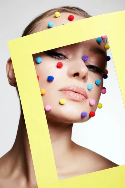 Schönheitsporträt eines Mädchens mit bunten Kugeln im Gesicht — Stockfoto