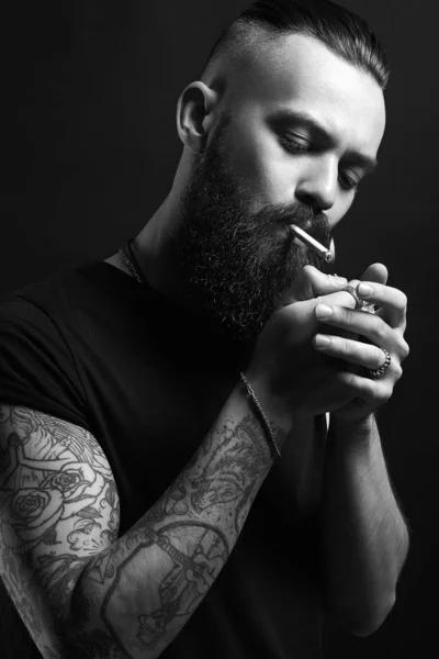 Knappe brutale bebaarde roken man. Hipster tattoed jongen — Stockfoto