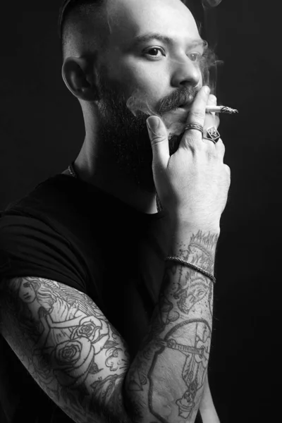 Hipster tattoed man met sigaret — Stockfoto