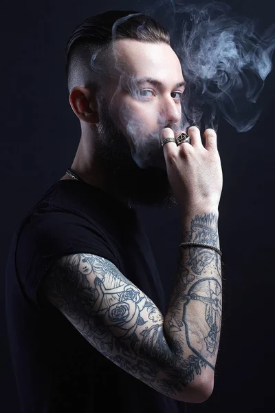 Tatuado homem com cigarro — Fotografia de Stock