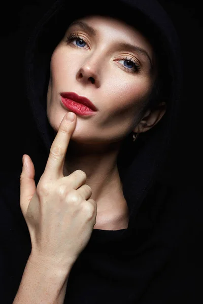 Όμορφη γυναίκα με κουκούλα. κόκκινα χείλη γυναίκα — Φωτογραφία Αρχείου