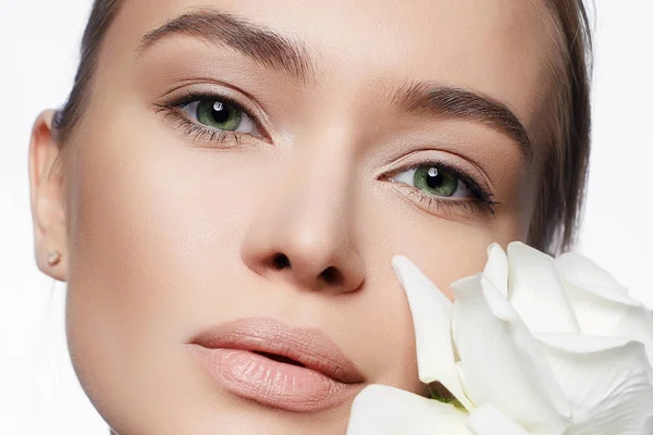 Mulher bonita com flor. Retrato de beleza — Fotografia de Stock