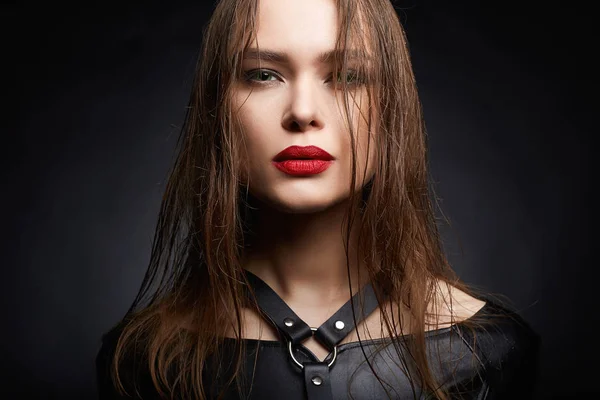 Belleza maquillaje chica con el pelo mojado y labios rojos — Foto de Stock
