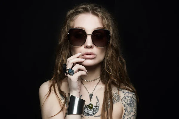 Ritratto di moda di bella donna sexy con tatuaggio — Foto Stock