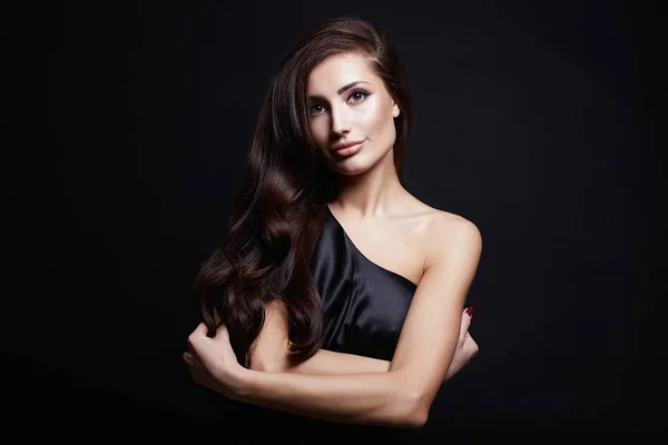 Menina de cabelo bonita em vestido preto — Fotografia de Stock