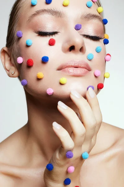 Bellezza ritratto di ragazza con palle colorate trucco — Foto Stock