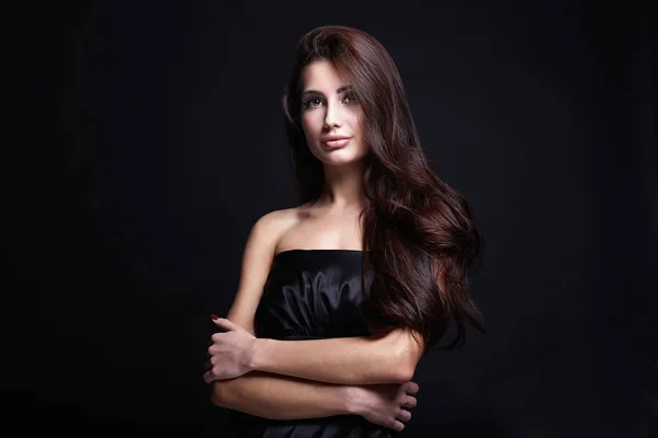 Hermosa chica del pelo en vestido negro. retrato de belleza de moda —  Fotos de Stock