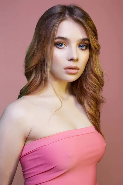 Bella giovane donna bionda in rosa — Foto Stock