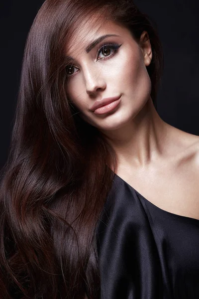 Menina de cabelo bonita em vestido preto. retrato de beleza de moda — Fotografia de Stock