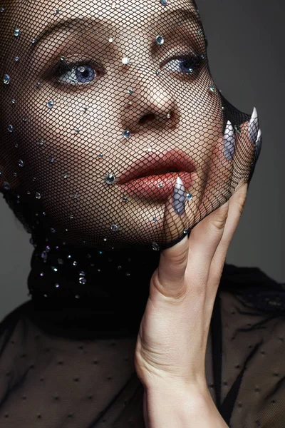 Schöne Frau im Netz auf ihrem Gesicht. sexy Mädchen in Maske — Stockfoto