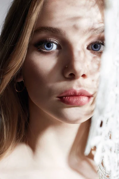 Sensual beautiful young Woman. Sweet Girl in daylight — Stock Photo, Image