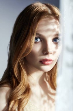 Güzel, güzel genç bir kadın. Tatlı kız gün ışığında