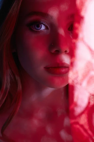 Chica rubia de encaje rojo. Hermosa joven mujer —  Fotos de Stock