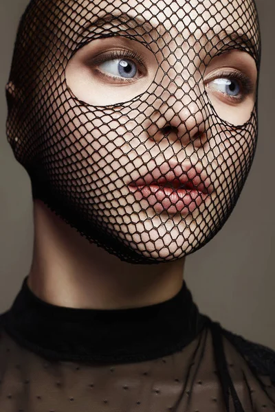 Όμορφη γυναίκα στο δίχτυ στο πρόσωπό της. Σέξι κοπέλα με μάσκα. — Φωτογραφία Αρχείου