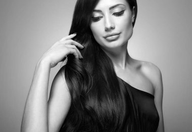 Uzun sağlıklı saçlı güzel genç kadın moda portre