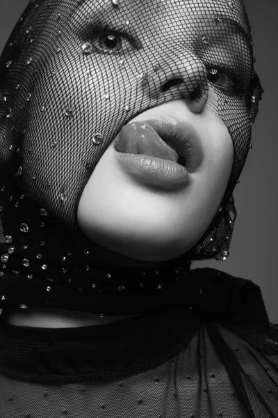 Beautiful Woman in Net. Black and white Beauty & Fashion portrai — Stockfoto