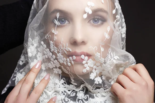 La cara de la novia bajo un velo. hermosa joven mujer —  Fotos de Stock