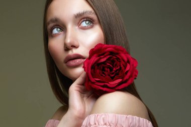 Çiçekli güzel genç bir kadın. Güzel makyajlı güzel bir kız ve Rose. Güzel portre. Islak makyaj.