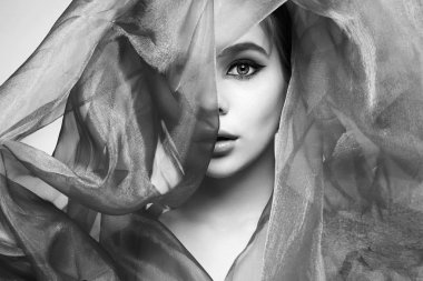 Duvağın altında güzel genç bir kadın. Güzel kız. güzellik portresi