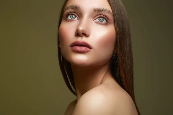 ファッションの美しさの肖像 緑の目の少女 メイクで美しい若い女性 — ストック写真