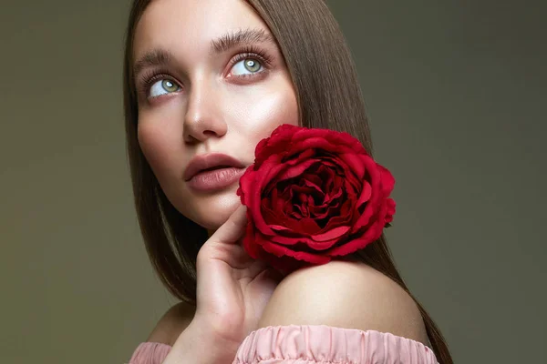 花を持つ美しい若い女性 美容化粧とローズと素敵な女の子 美人画 ぬれたメイク — ストック写真