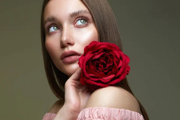 Mulher Bonita Com Flor Menina Encantadora Com Beleza Make Rose — Fotografia de Stock