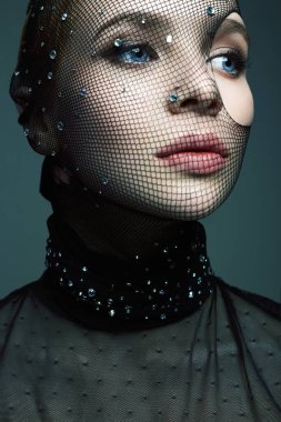 Maskeli güzel kız. Yüzünde 