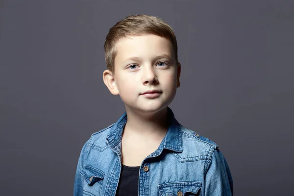 儿童肖像 穿着牛仔裤的英俊小男孩 10岁的孩子 — 图库照片