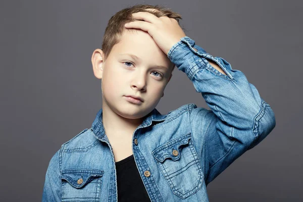 Porträt Eines Kindes Schöner Kleiner Junge Jeans Jahre Altes Kind — Stockfoto