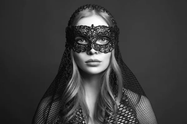 戴面具的漂亮女人黑色和白色的肖像 戴面具的性感女孩美感与时尚 — 图库照片
