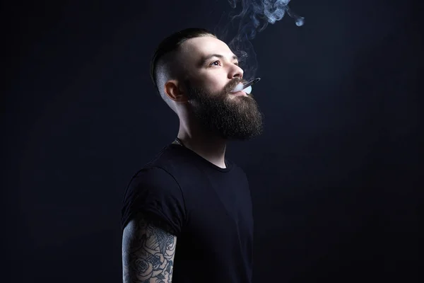 Apuesto Fumador Barbudo Hipster Chico Tatuado Con Cigarrillo — Foto de Stock