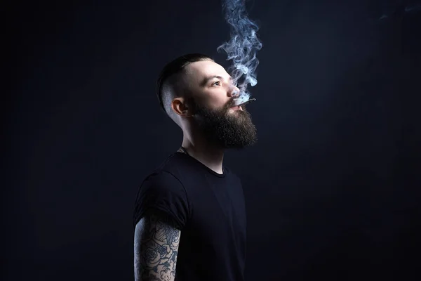 Bonito Fumador Barbudo Hipster Tatuado Menino Com Cigarro — Fotografia de Stock