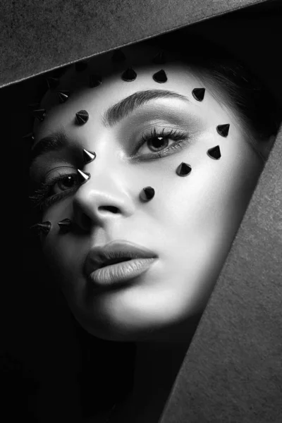 Schönes Mädchen Mit Stählernen Stacheln Gesicht Schöne Frauengesicht Mit Make — Stockfoto