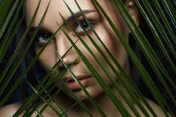 Mooi Meisje Handpalmen Mooie Vrouw Met Make Schoonheidsportret Wilde Vrouw — Stockfoto