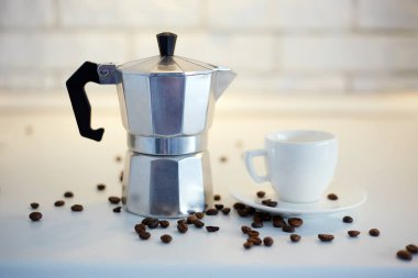 Kahve hala hayattadır. Masanın üzerinde kahvaltı var. Kahve makinesi ve fincanlar masanın üstünde.