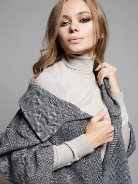 Kış tarzı. Güzel genç bir kadın. Makyajlı ve kıvırcık saçlı güzel bir kız.