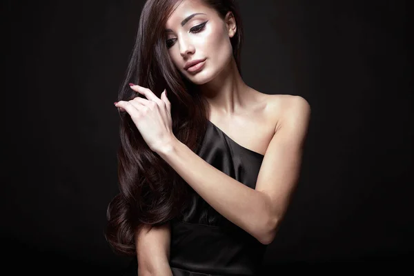 Piękne Włosy Dziewczyna Czarnej Sukience Moda Piękno Portret Pięknej Kobiety — Zdjęcie stockowe