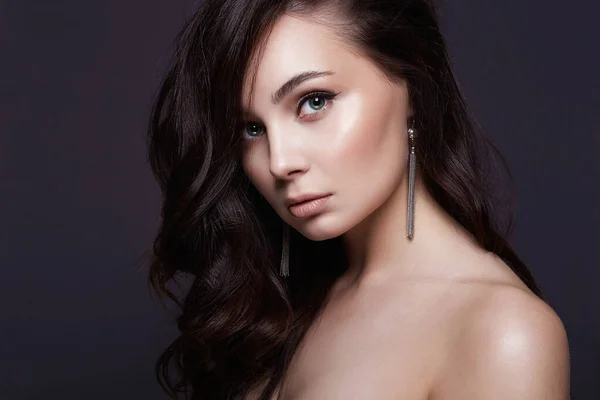 Piękna Młoda Brunetka Zdrowymi Kręconymi Włosami Seksowna Modelka Biżuterią Moda — Zdjęcie stockowe