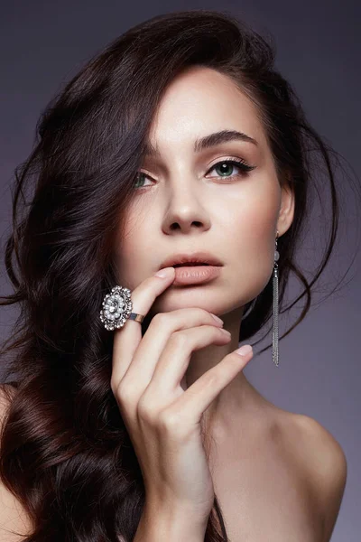 Pretty Young Brunette Woman Jewelry Ring Beautiful Girl Make Jewellery — Stock Photo, Image