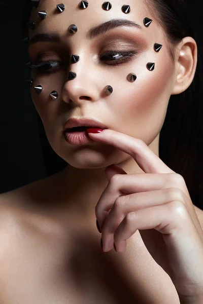 Gadis Virus Gadis Cantik Dengan Paku Baja Wajahnya Wanita Cantik — Stok Foto