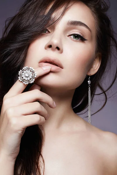 Mücevher Yüzüklü Güzel Esmer Kadın Makyajlı Mücevherli Güzel Bir Kız — Stok fotoğraf
