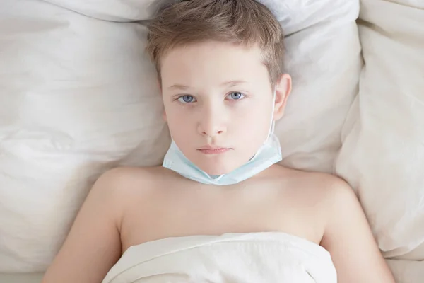 Maskeli Küçük Çocuk Salgın Hastalık Konsepti Covid Çocuk Yatakta Karantina — Stok fotoğraf