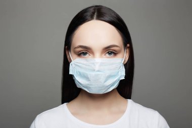 Maskeli Genç Kadın. Salgın hastalık konsepti. Coronavirus. Tıbbi maskeli güzel kız..