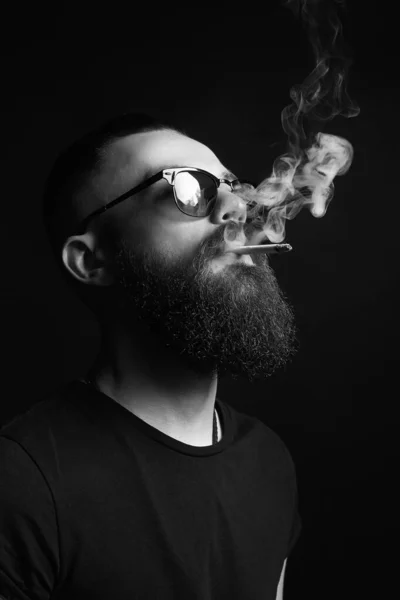 Bonito Homem Barbudo Fumante Óculos Hipster Menino Com Cigarro — Fotografia de Stock