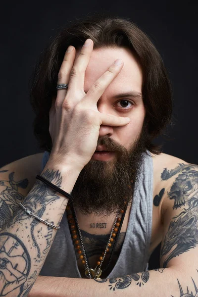 Retrato Hombre Guapo Con Barba Tatuaje Chico Hipster Barbudo Emoción —  Fotos de Stock